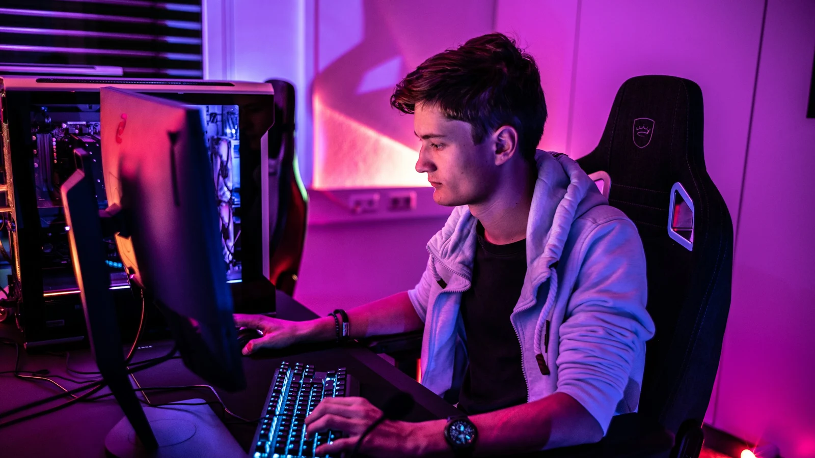 ゲームの2030年の複数シナリオの条件を関係者が確認する実務場面