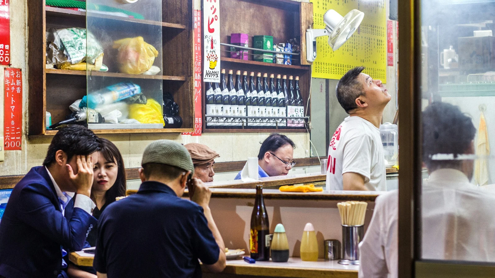 居酒屋の2030年の複数シナリオの条件を関係者が確認する実務場面