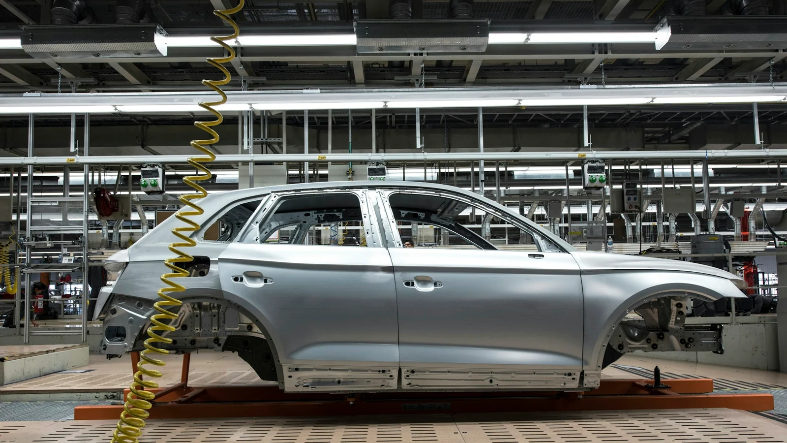 自動車の業務標準化と例外管理の条件を関係者が確認する実務場面の実写
