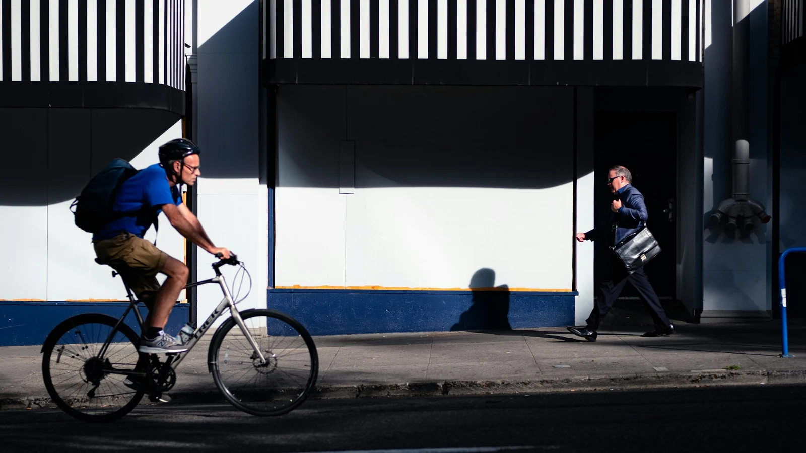 自転車の安全設計と人の行動の条件を関係者が確認する実務場面の実写