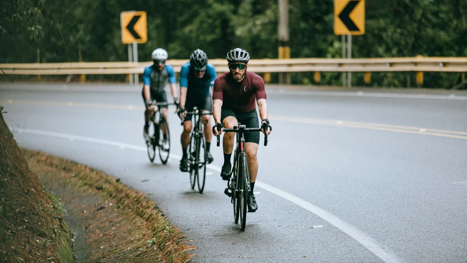 自転車の安全設計と人の行動の証拠となる設備・道具・記録の細部を写した写真