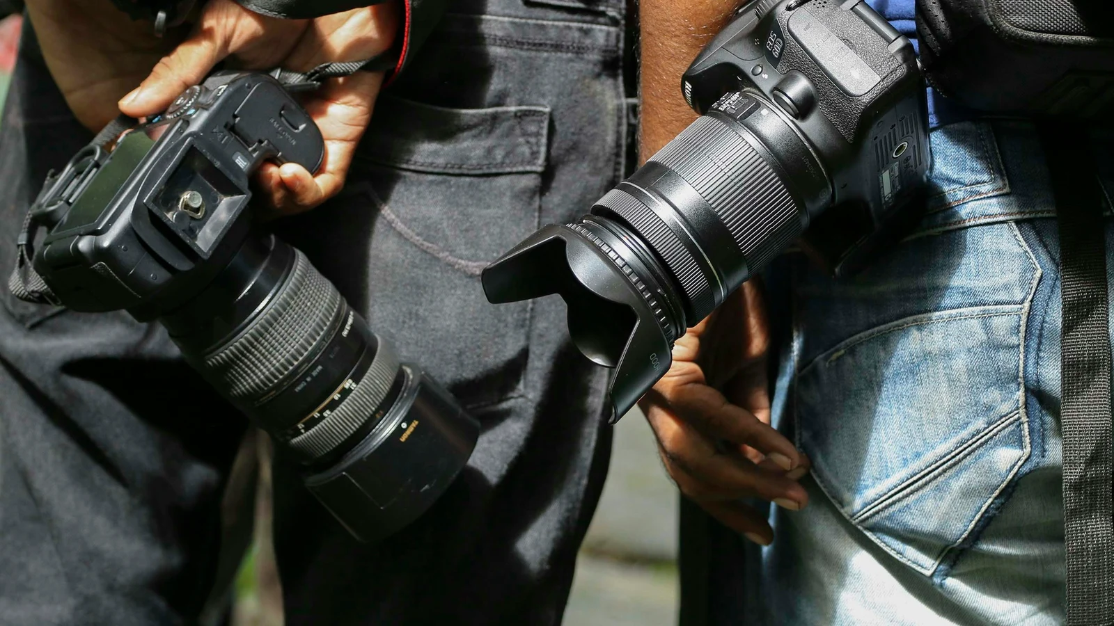 カメラ・写真の苦情対応とサービス回復の条件を関係者が確認する実務場面の実写