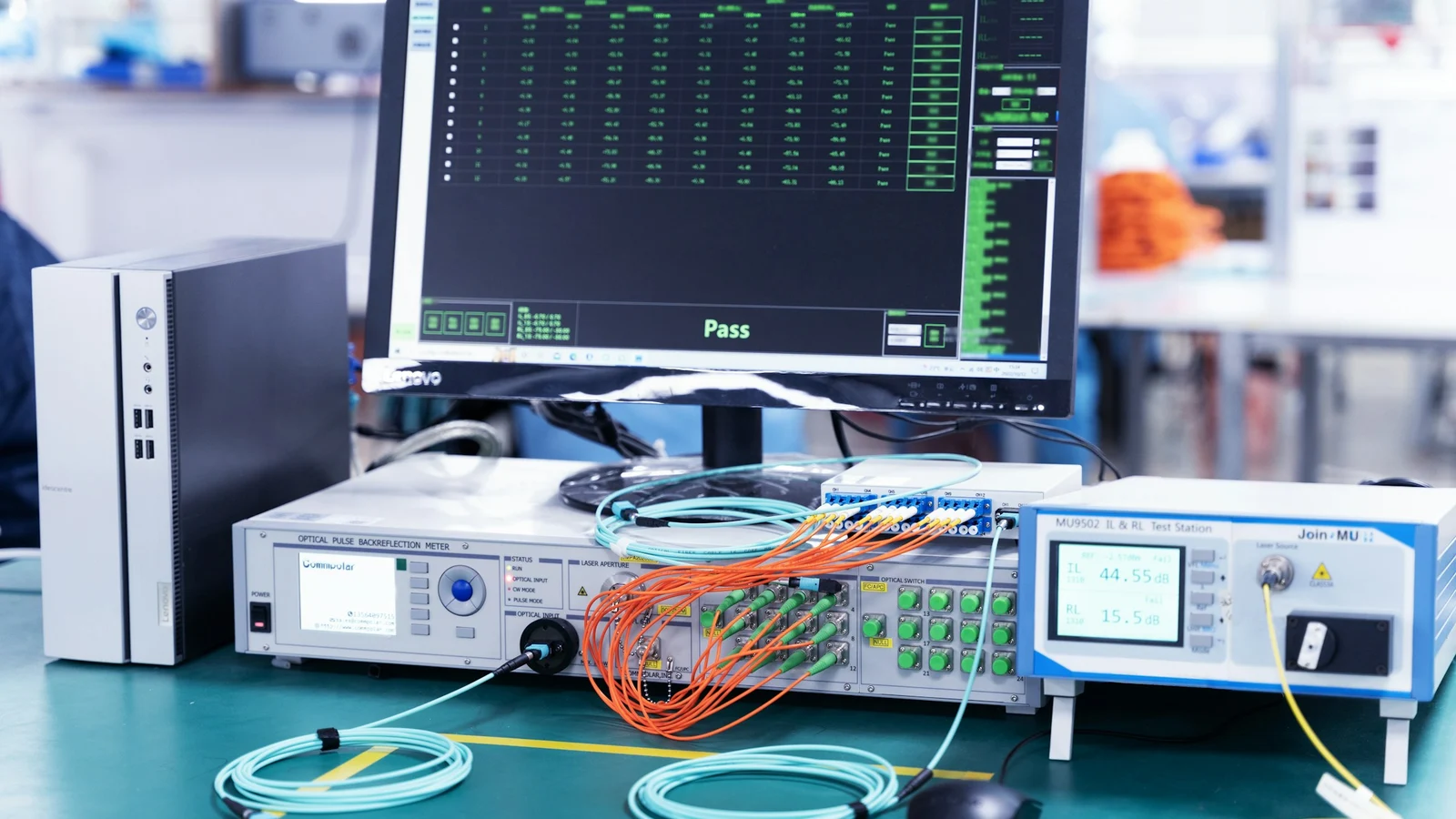 データセンターの成果測定とKPI設計の条件を関係者が確認する実務場面の実写
