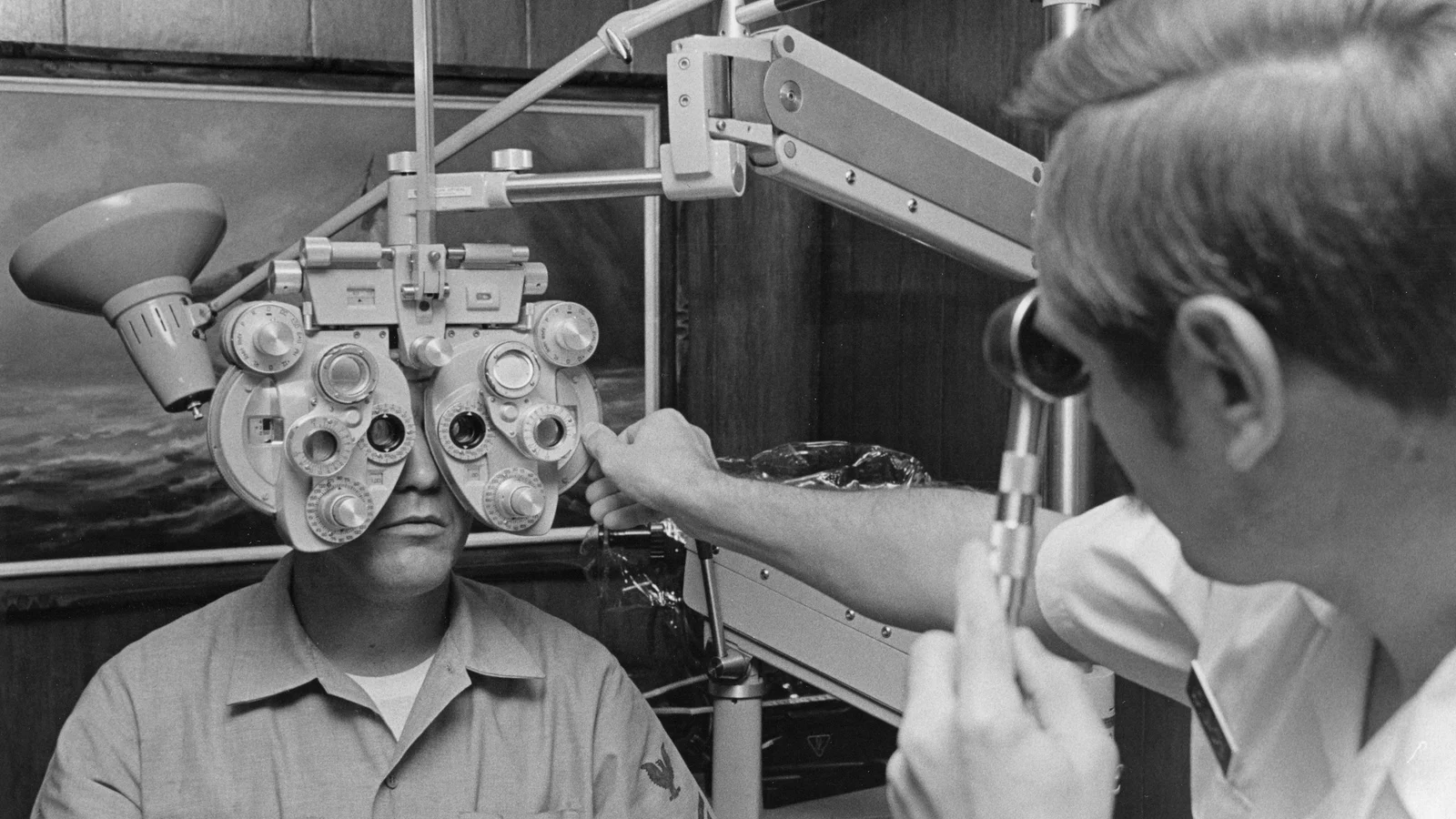 眼鏡・アイウェアの安全設計と人の行動の条件を関係者が確認する実務場面の実写