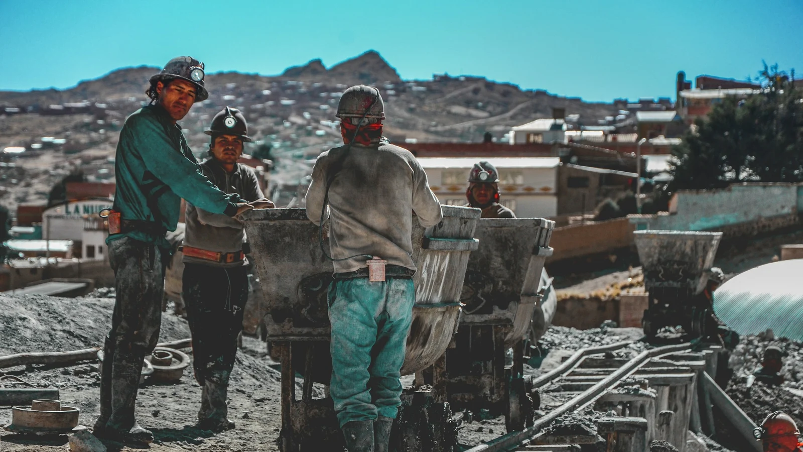 機械の業務標準化と例外管理の条件を関係者が確認する実務場面の実写