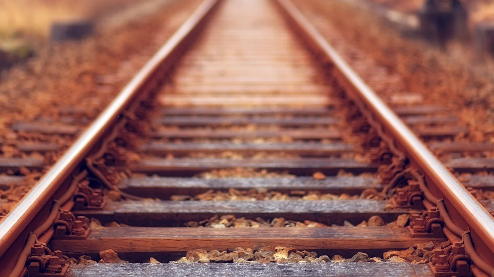 鉄道の成果測定とKPI設計の証拠となる設備・道具・記録の細部を写した写真