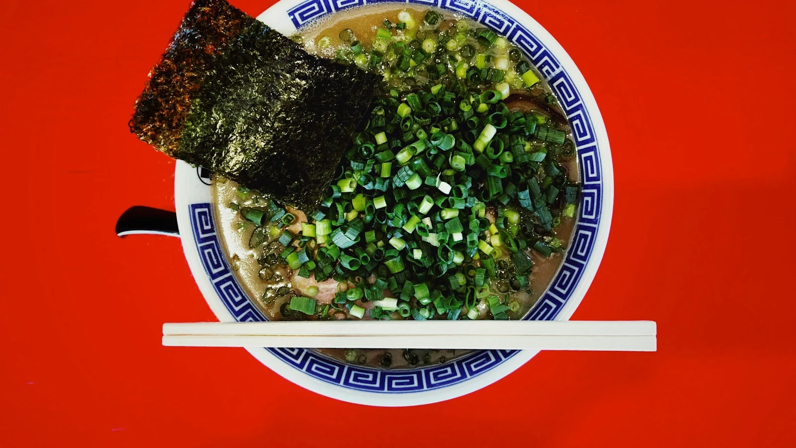 ラーメンの安全設計と人の行動の条件を関係者が確認する実務場面の実写