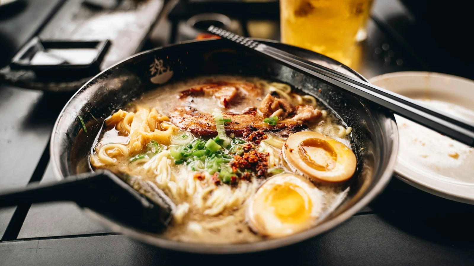 ラーメンの安全設計と人の行動の証拠となる設備・道具・記録の細部を写した写真
