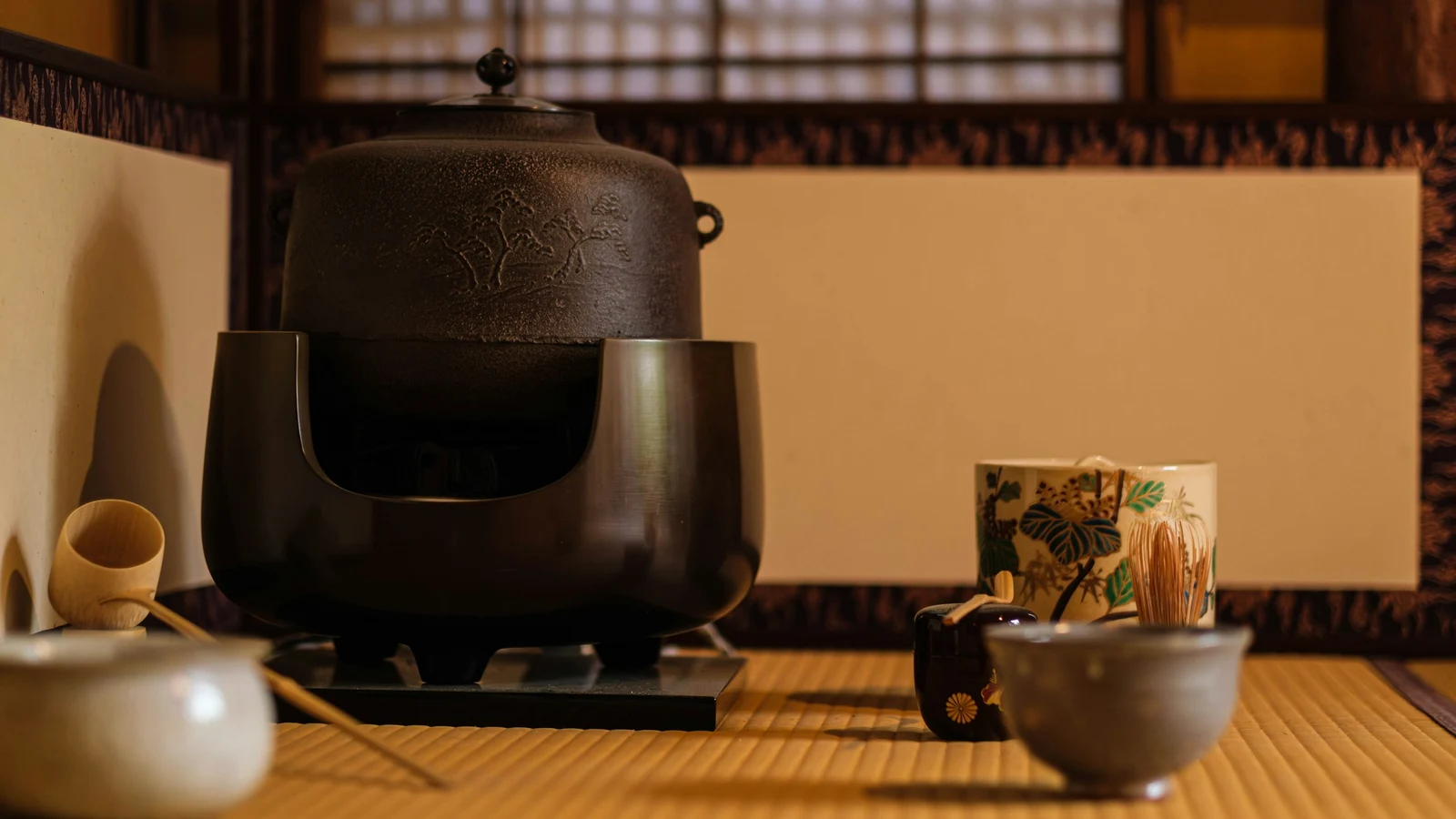 お茶の成果測定とKPI設計の証拠となる設備・道具・記録の細部を写した写真