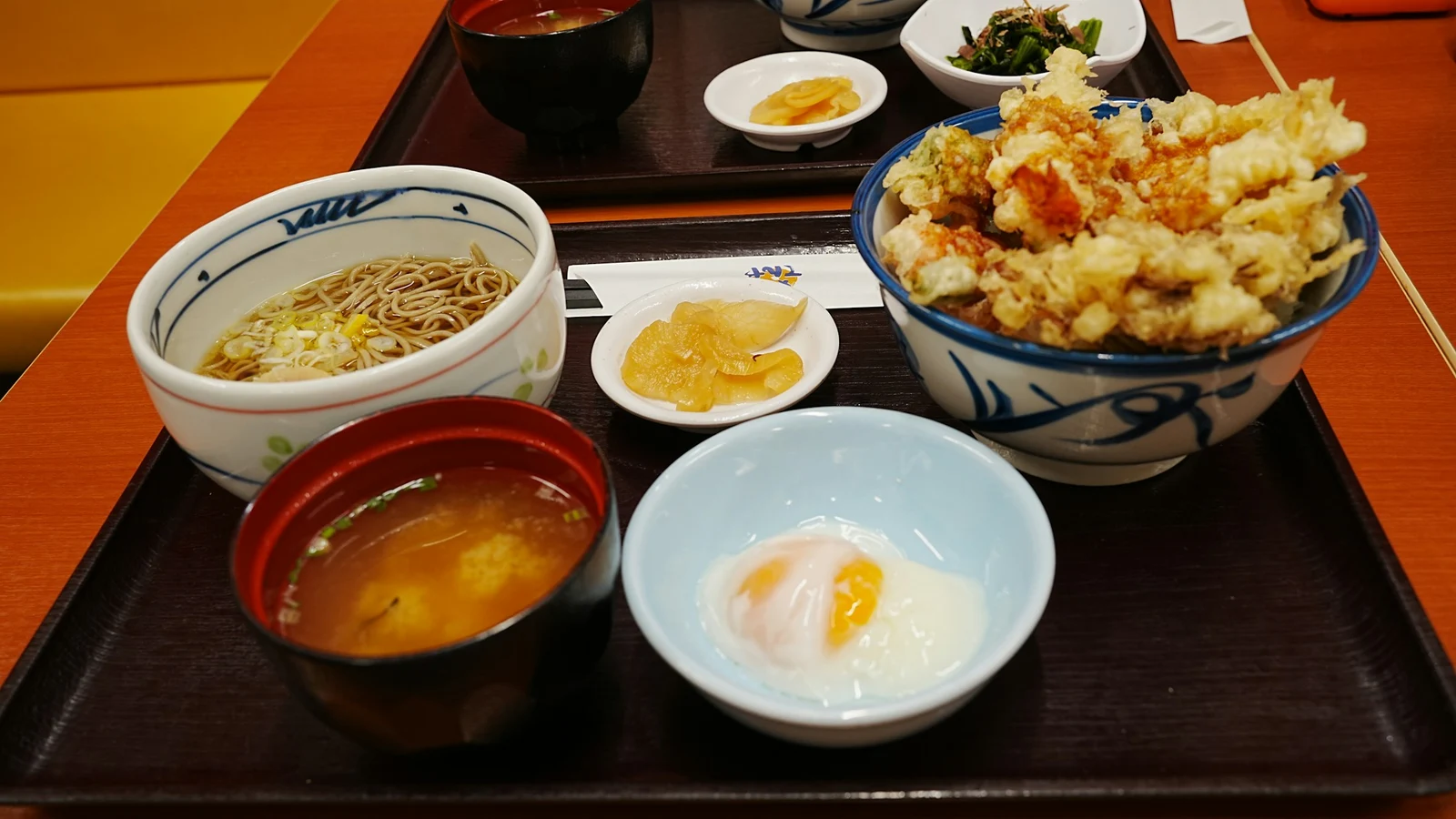 定食・食堂の安全設計と人の行動の条件を関係者が確認する実務場面の実写