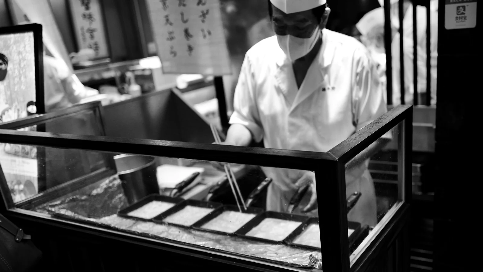 和菓子の内製と外部委託の役割設計の証拠となる設備・道具・記録の細部を写した写真