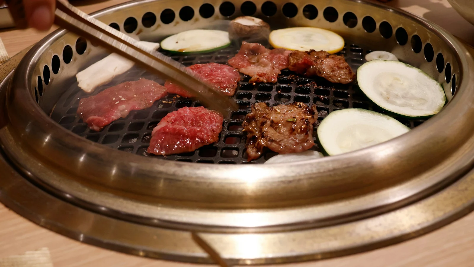 焼肉の安全設計と人の行動の条件を関係者が確認する実務場面の実写