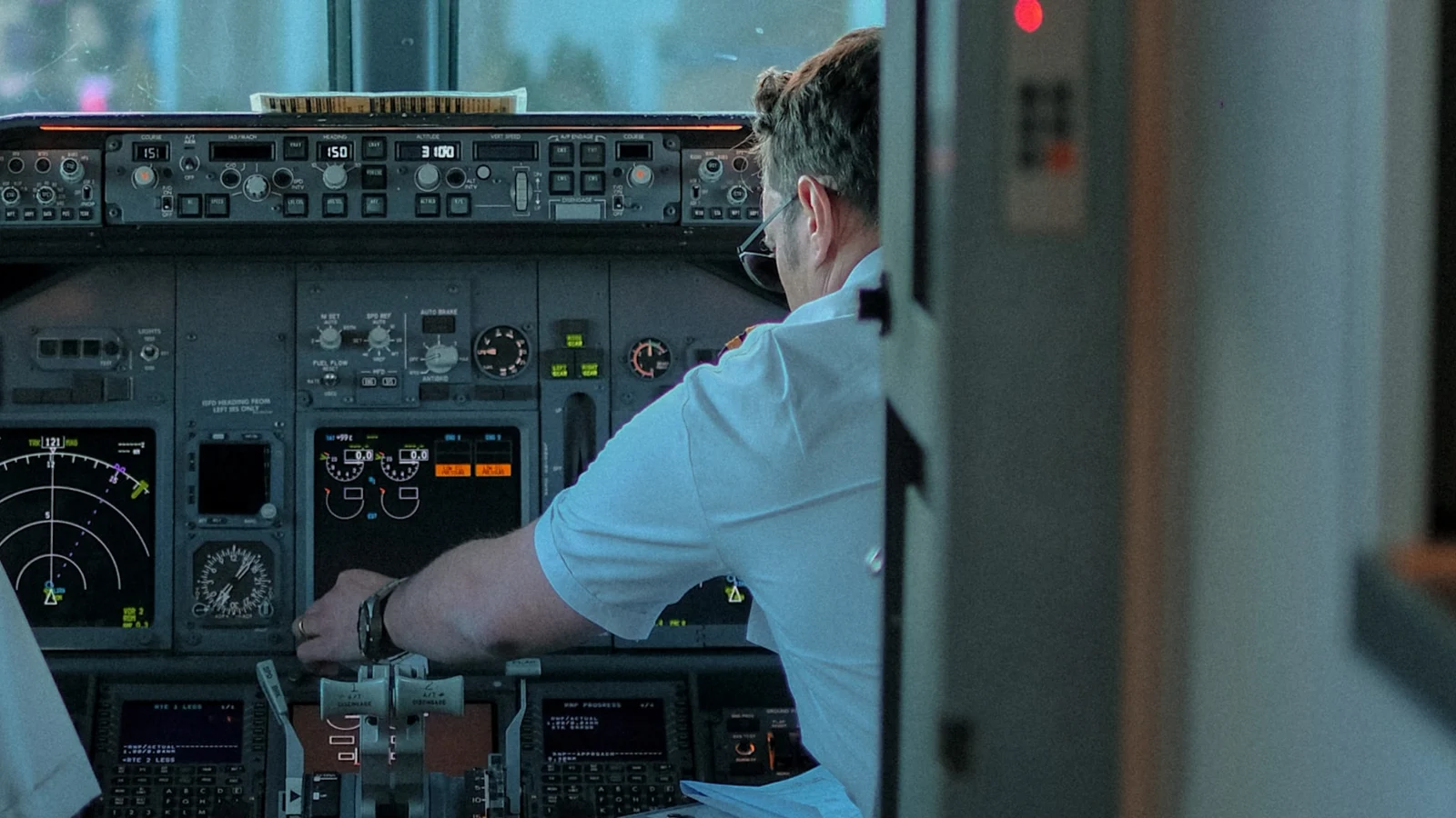 航空の供給能力と待ち時間の設計の条件を関係者が確認する実務場面の実写