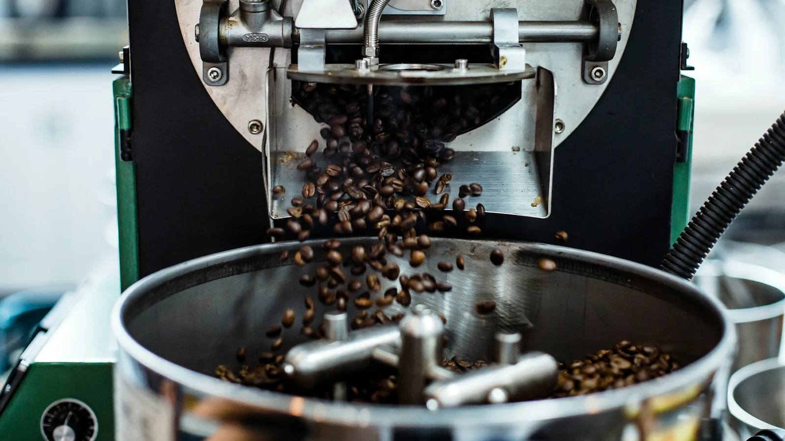コーヒー・喫茶の知識移転と引継ぎ設計の証拠となる設備・道具・記録の細部を写した写真