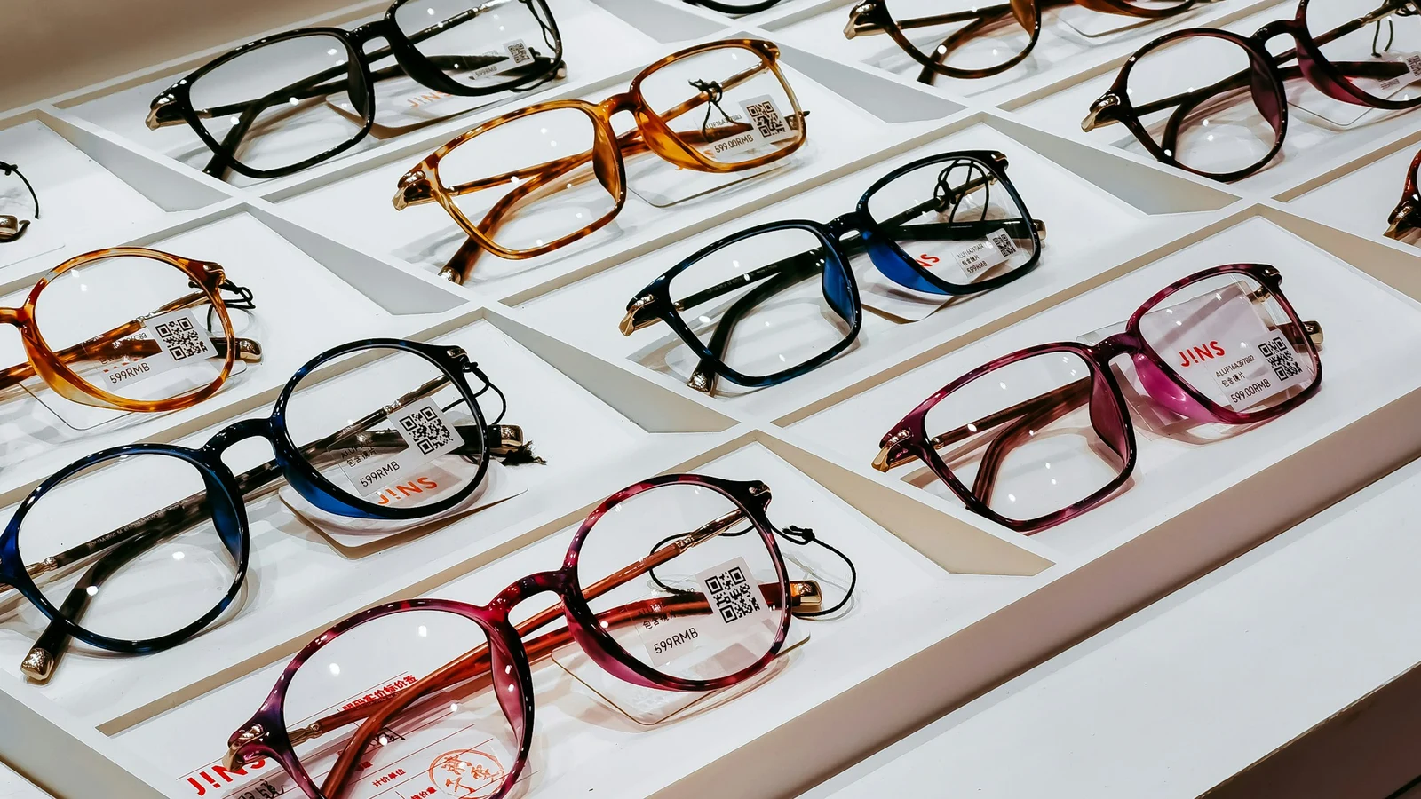 眼鏡・アイウェアの意思決定権限と説明責任の証拠となる設備・道具・記録の細部を写した写真