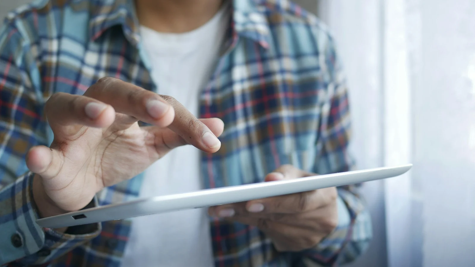 金融の知識移転と引継ぎ設計の条件を関係者が確認する実務場面の実写