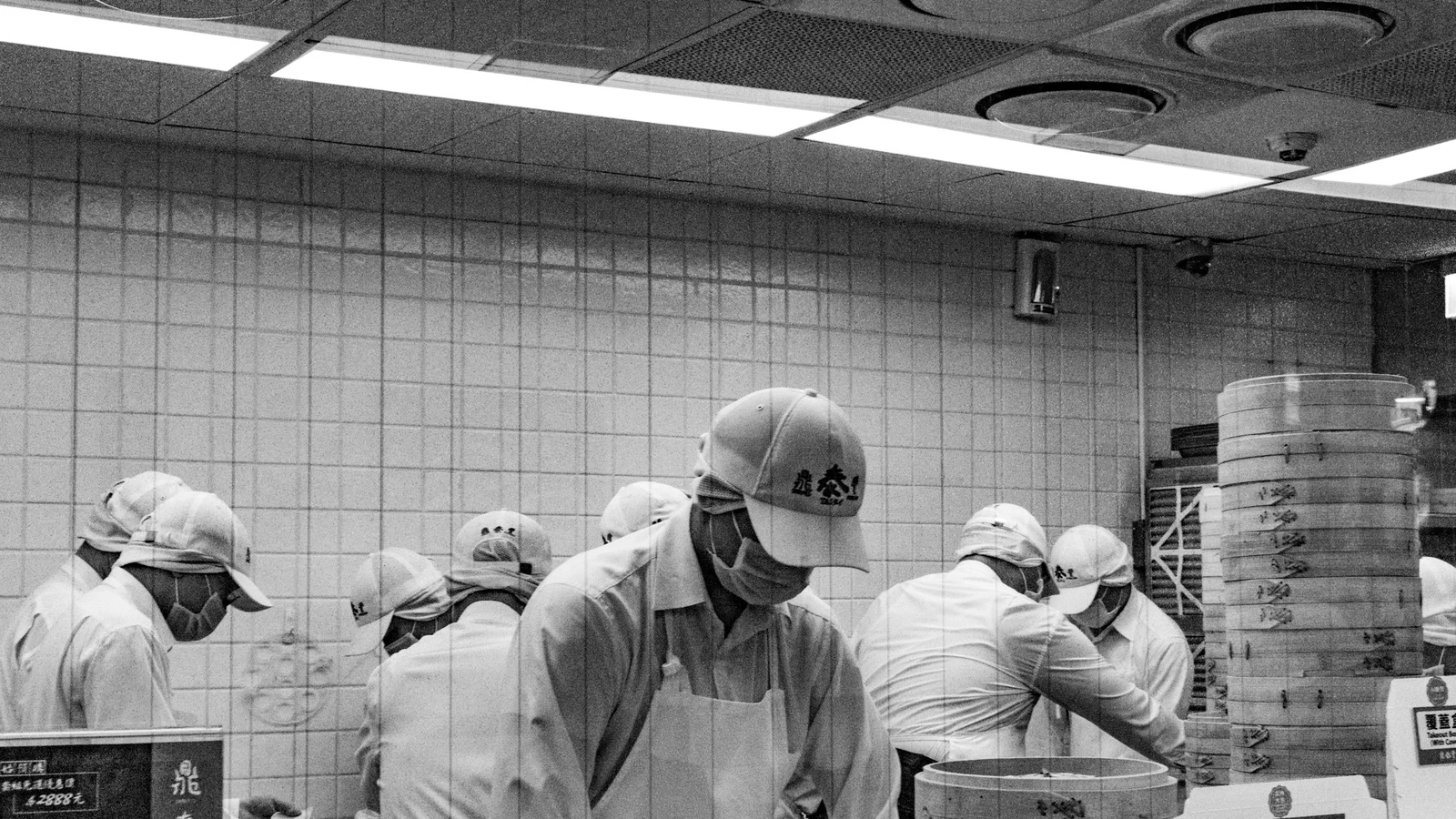 食品製造の事故対応と再発防止の条件を関係者が確認する実務場面の実写