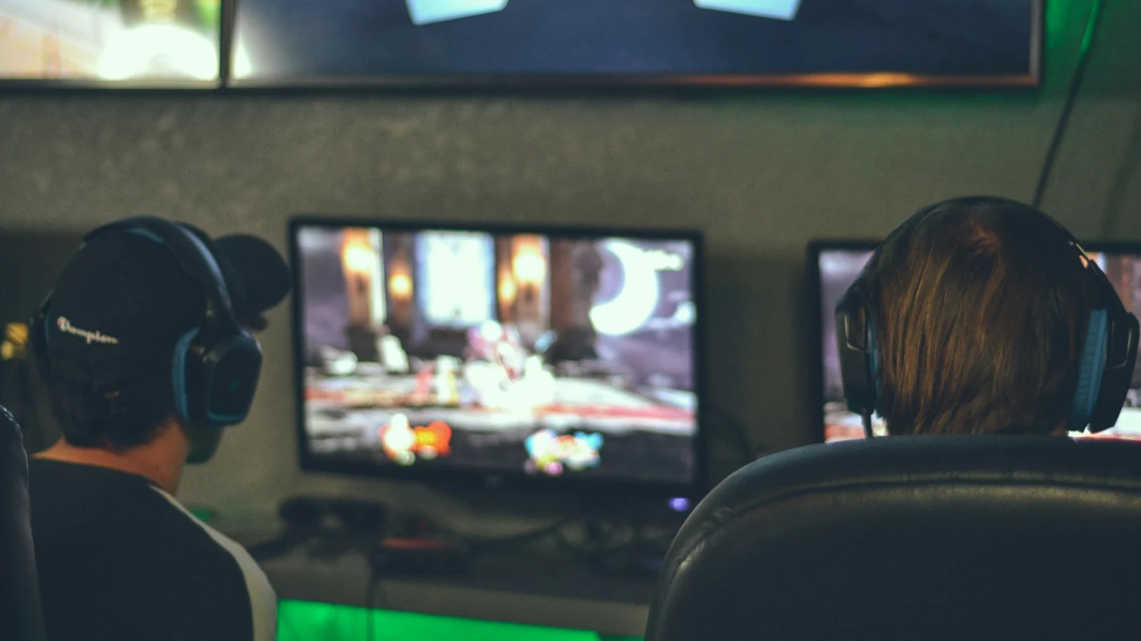 ゲームの意思決定権限と説明責任の条件を関係者が確認する実務場面の実写
