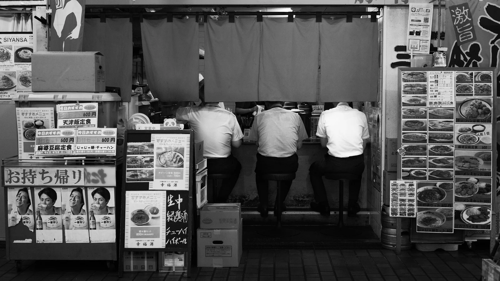 居酒屋の意思決定権限と説明責任の条件を関係者が確認する実務場面の実写