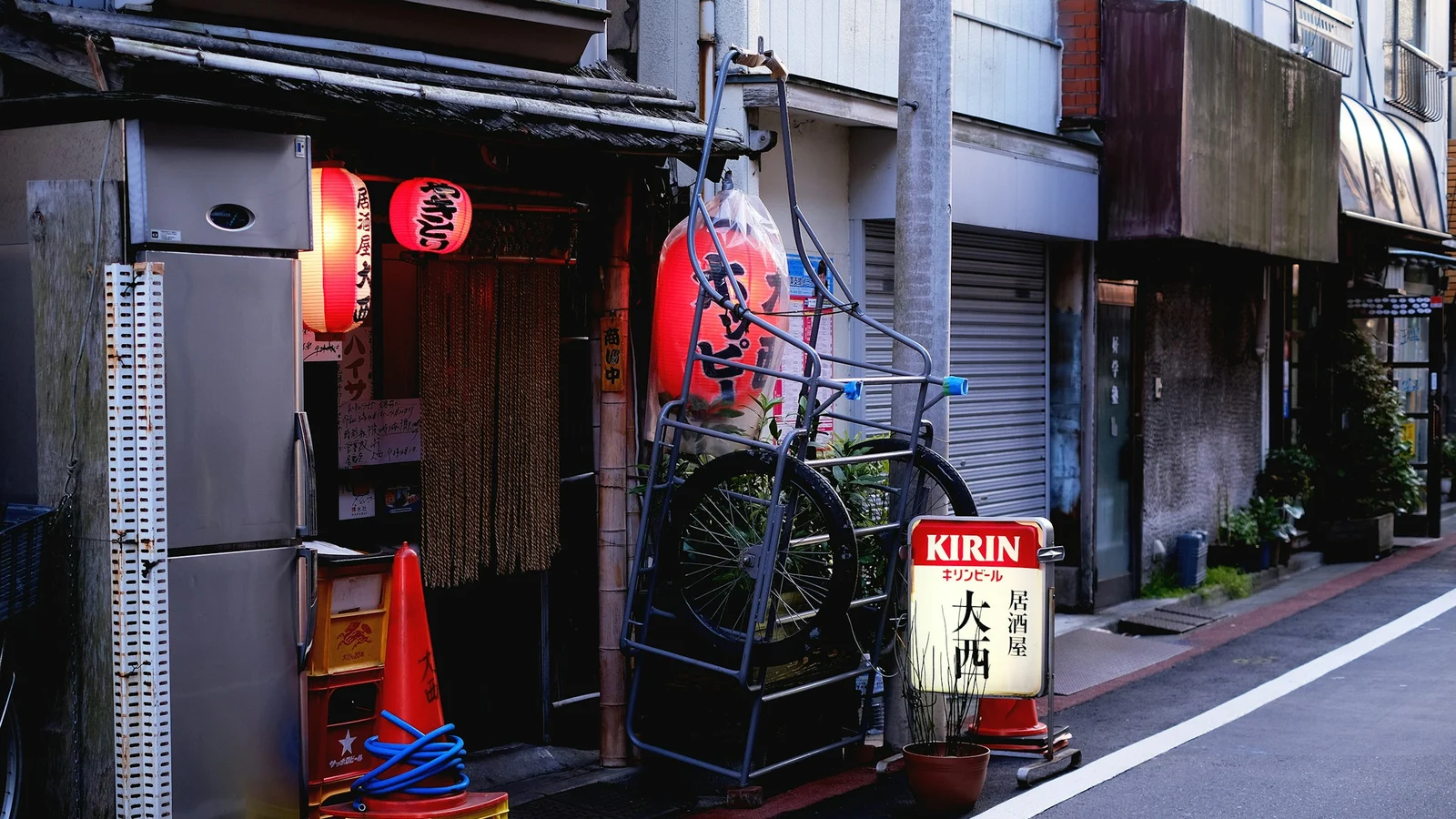 居酒屋の意思決定権限と説明責任の証拠となる設備・道具・記録の細部を写した写真