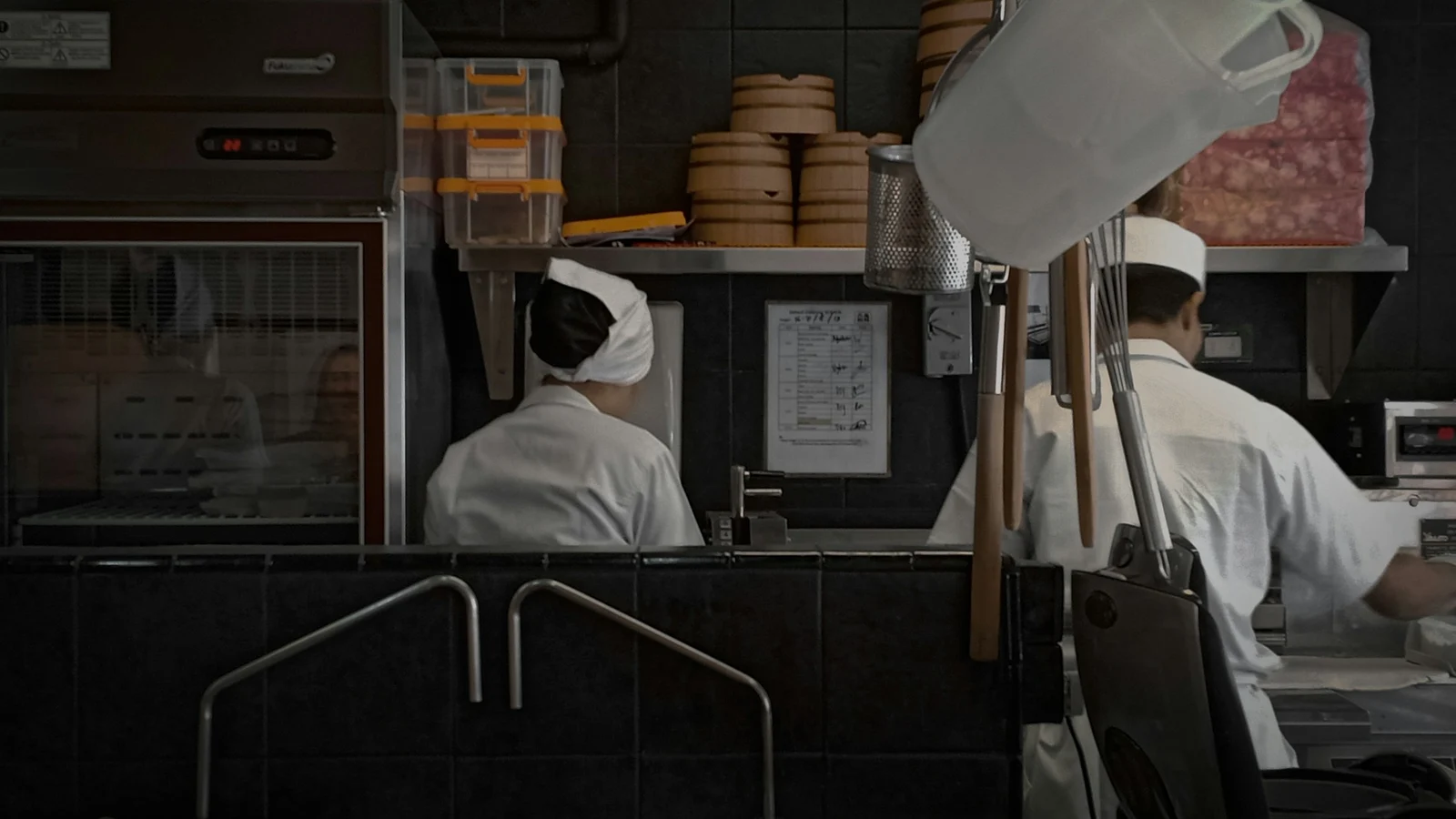 ラーメンの意思決定権限と説明責任の条件を関係者が確認する実務場面の実写