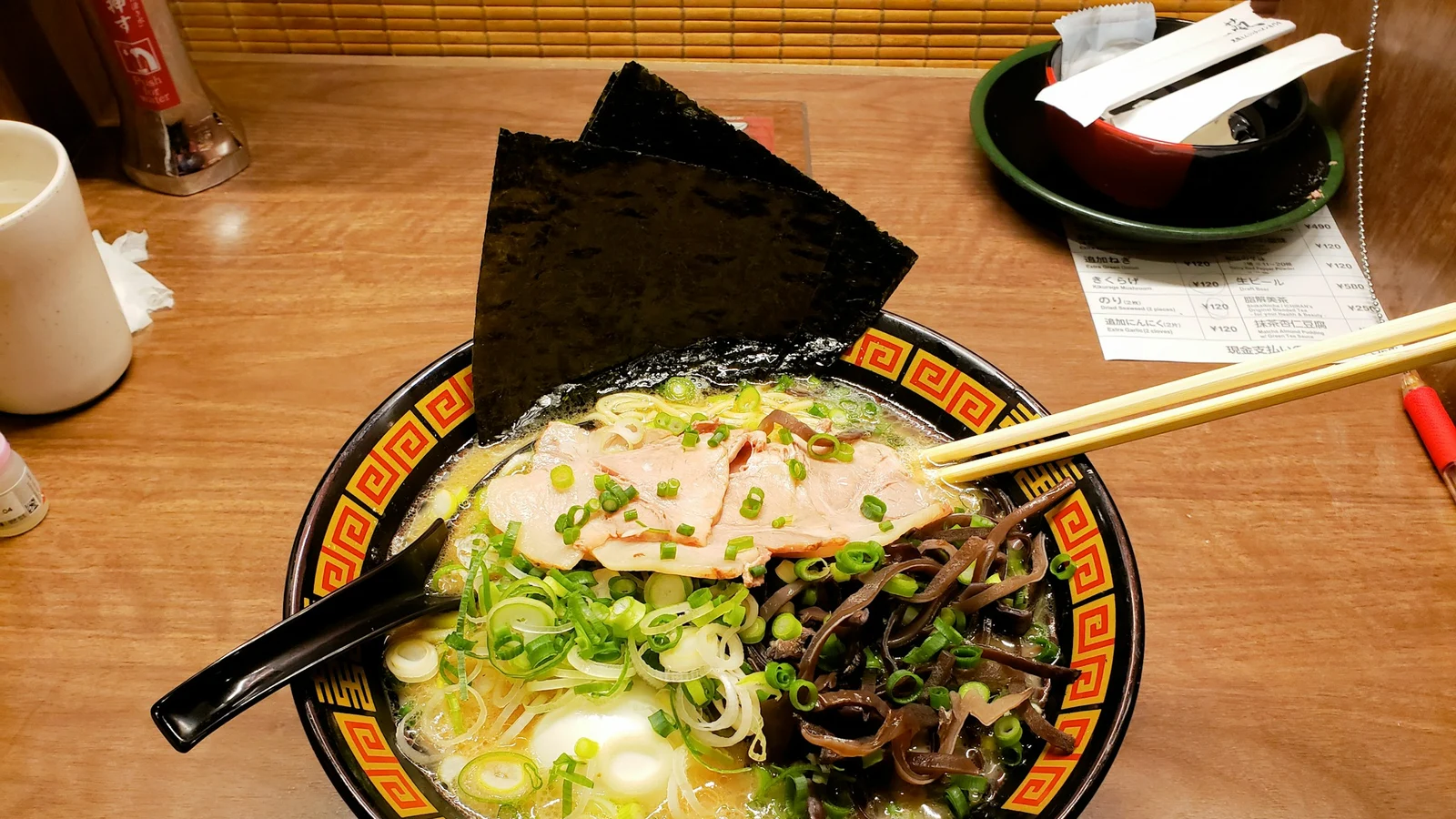 ラーメンの意思決定権限と説明責任の証拠となる設備・道具・記録の細部を写した写真