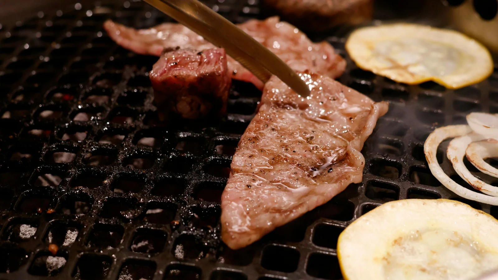 焼肉の意思決定権限と説明責任の条件を関係者が確認する実務場面の実写