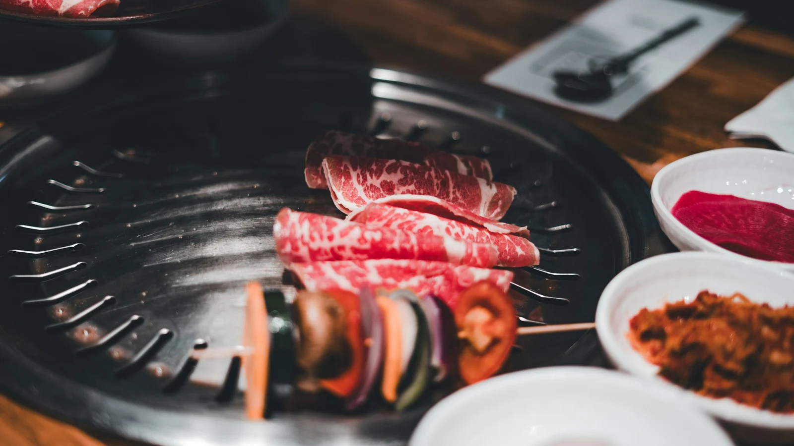 焼肉の意思決定権限と説明責任の証拠となる設備・道具・記録の細部を写した写真