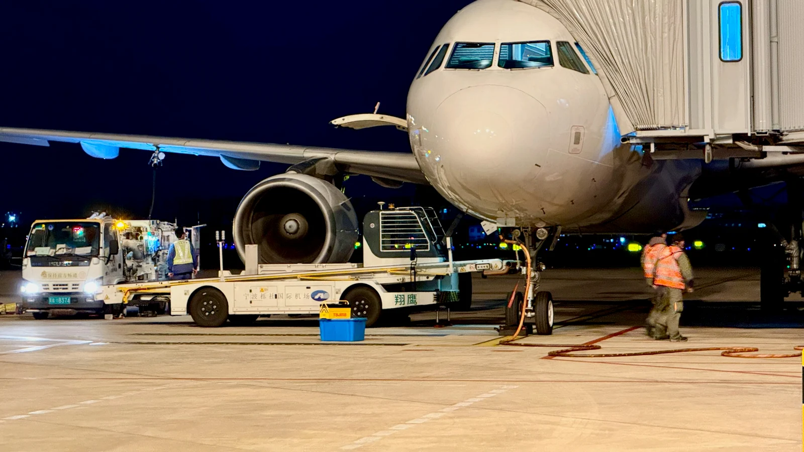 航空の価格設計と単位採算の条件を関係者が確認する実務場面の実写