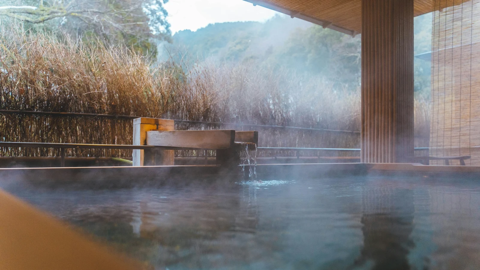 銭湯・スーパー銭湯の記録管理と保存設計の条件を関係者が確認する実務場面の実写