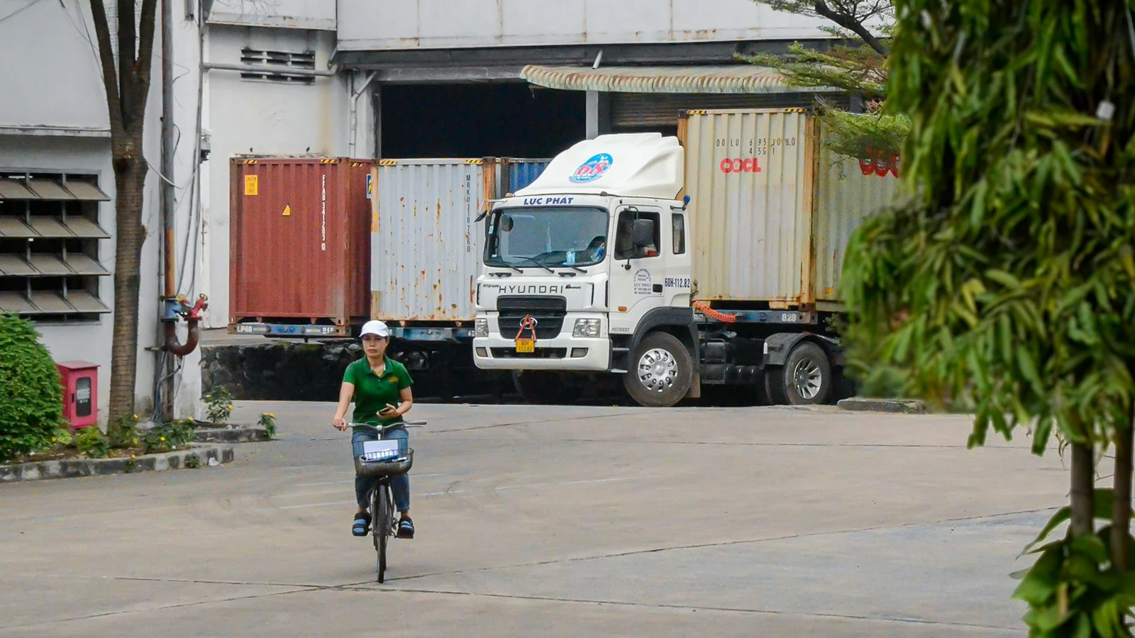 自転車の方針変更と運用統制の条件を関係者が確認する実務場面の実写