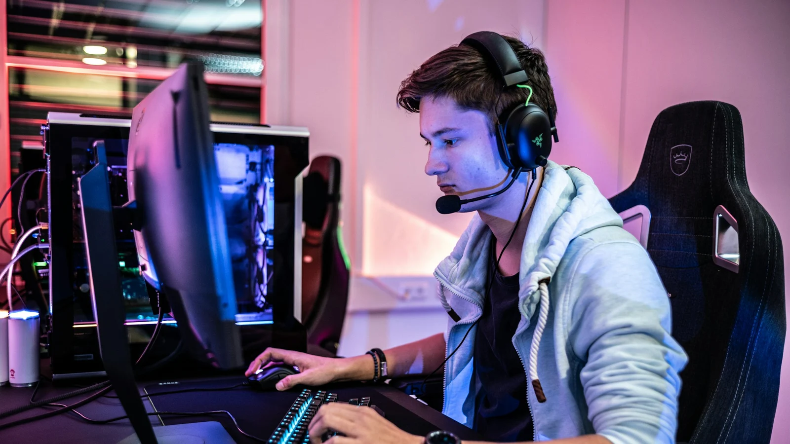 ゲームの方針変更と運用統制の条件を関係者が確認する実務場面の実写