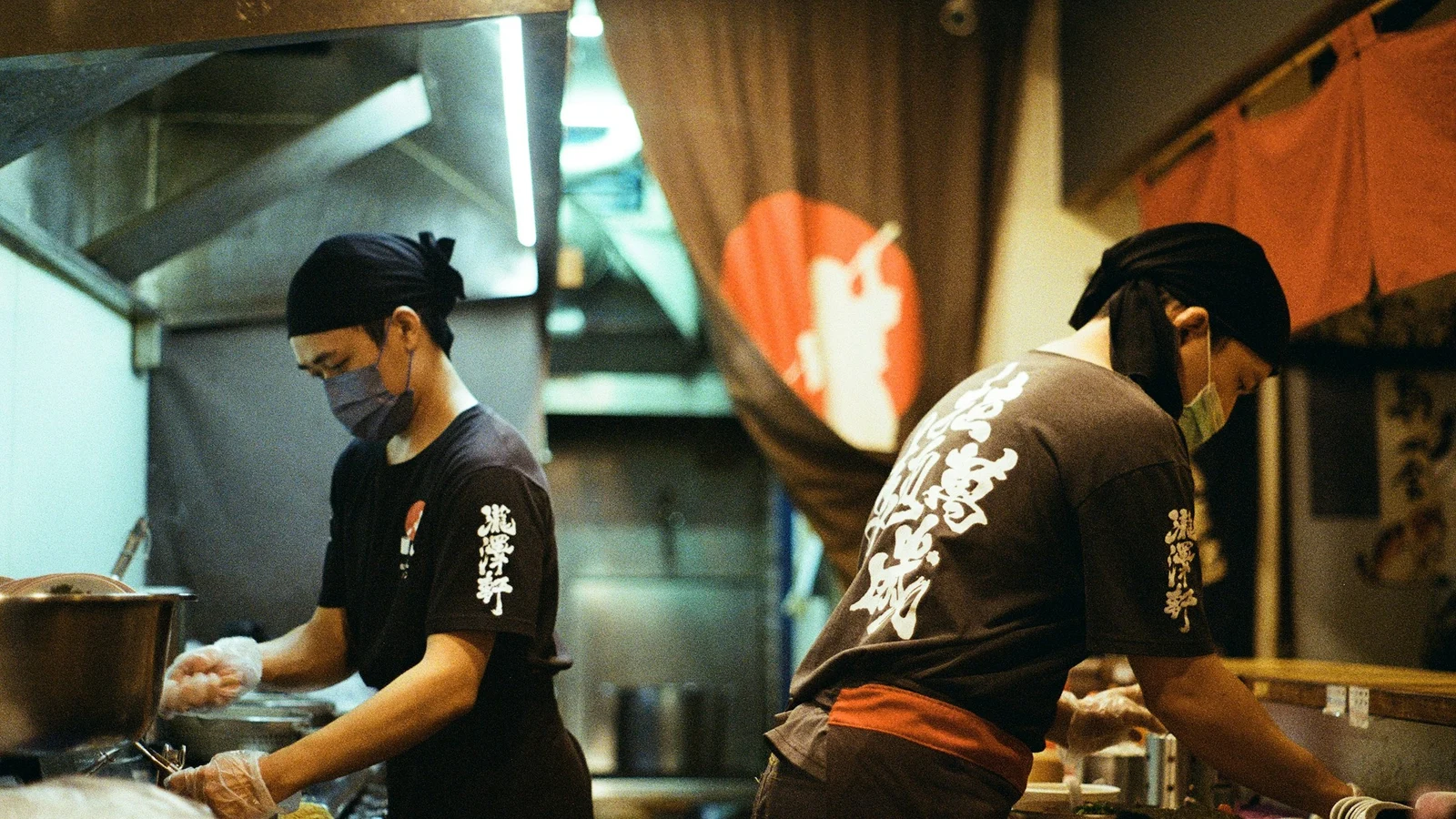 ラーメンの方針変更と運用統制の条件を関係者が確認する実務場面の実写