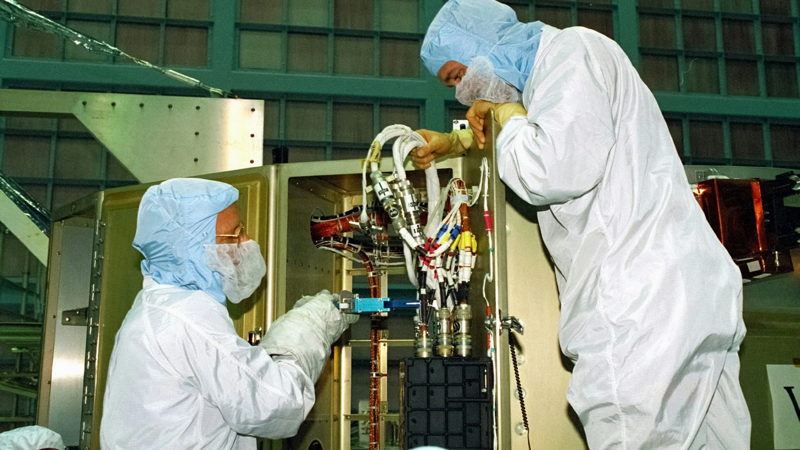 半導体の海外展開と現地化判断の条件を関係者が確認する実務場面の実写