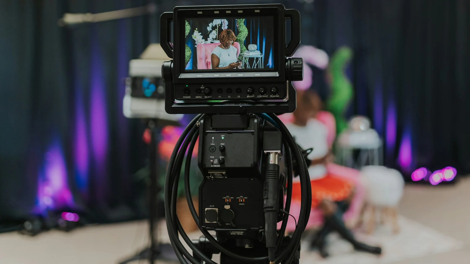 動画配信・サブスクの価格設計と単位採算の証拠となる設備・道具・記録の細部を写した写真