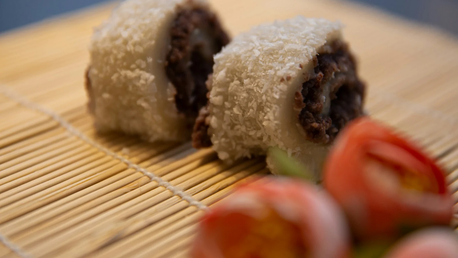 和菓子の記録管理と保存設計の条件を関係者が確認する実務場面の実写