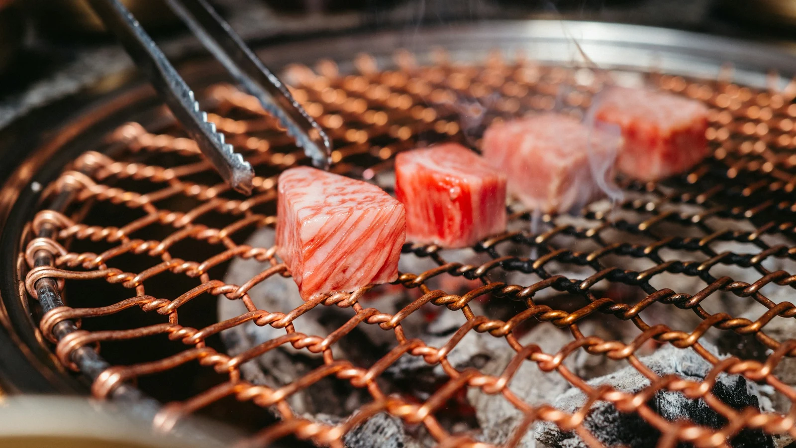 焼肉の方針変更と運用統制の証拠となる設備・道具・記録の細部を写した写真