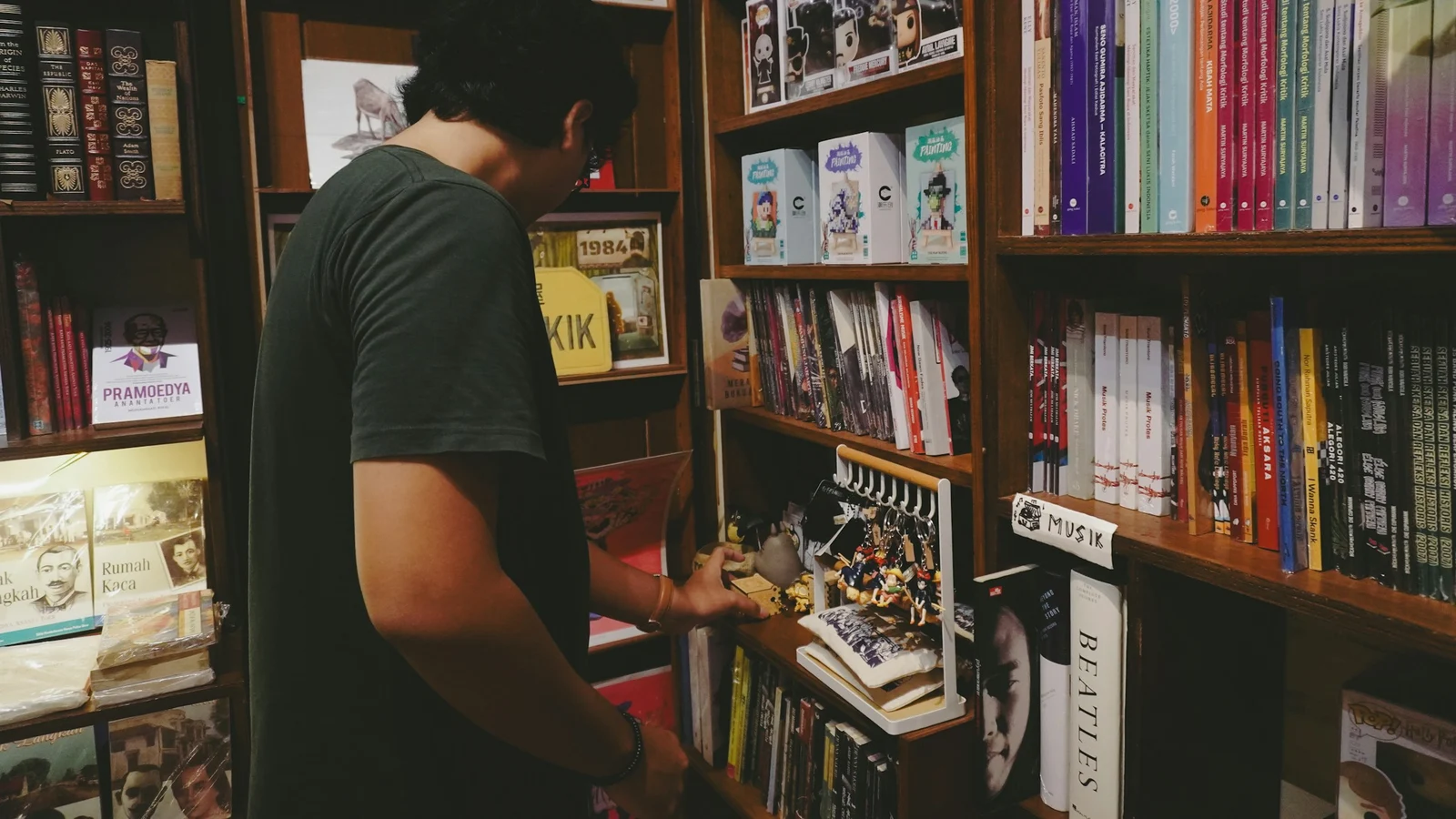 本屋・古本の法令遵守と証拠管理の条件を関係者が確認する実務場面の実写
