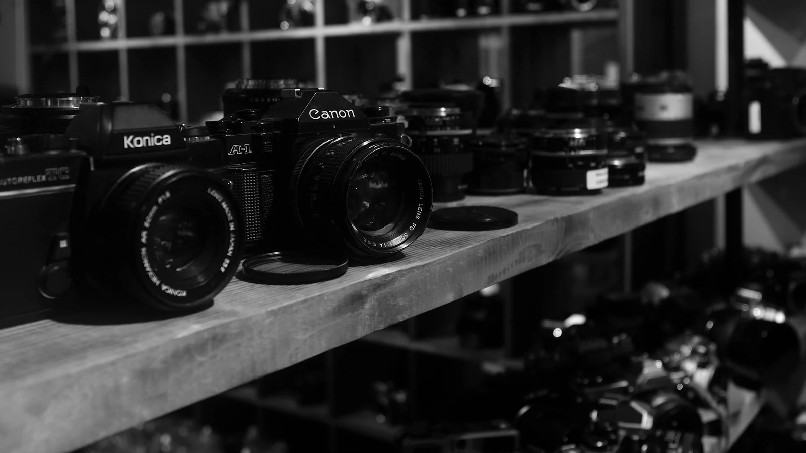 カメラ・写真の顧客構成とサービス・ポートフォリオの条件を関係者が確認する実務場面の実写