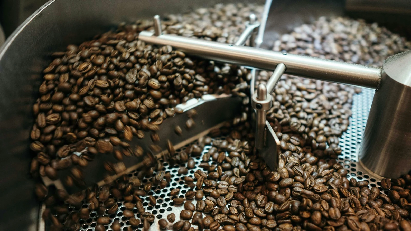 コーヒー・喫茶の供給網の強靱化と代替調達の条件を関係者が確認する実務場面の実写