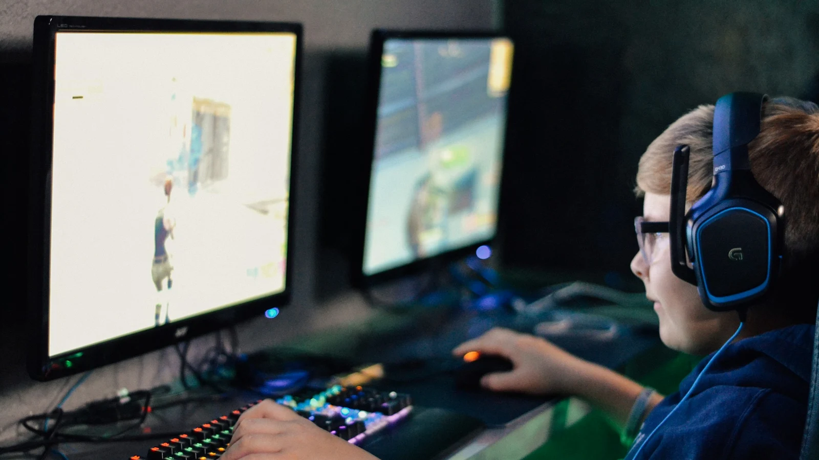 ゲームの法令遵守と証拠管理の条件を関係者が確認する実務場面の実写