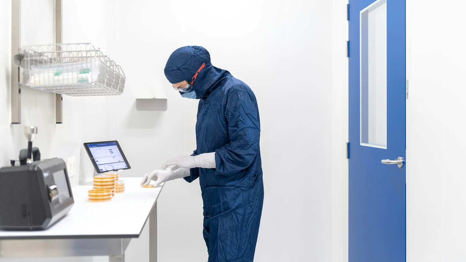 医薬品の設備のライフサイクルと更新判断の条件を関係者が確認する実務場面の実写