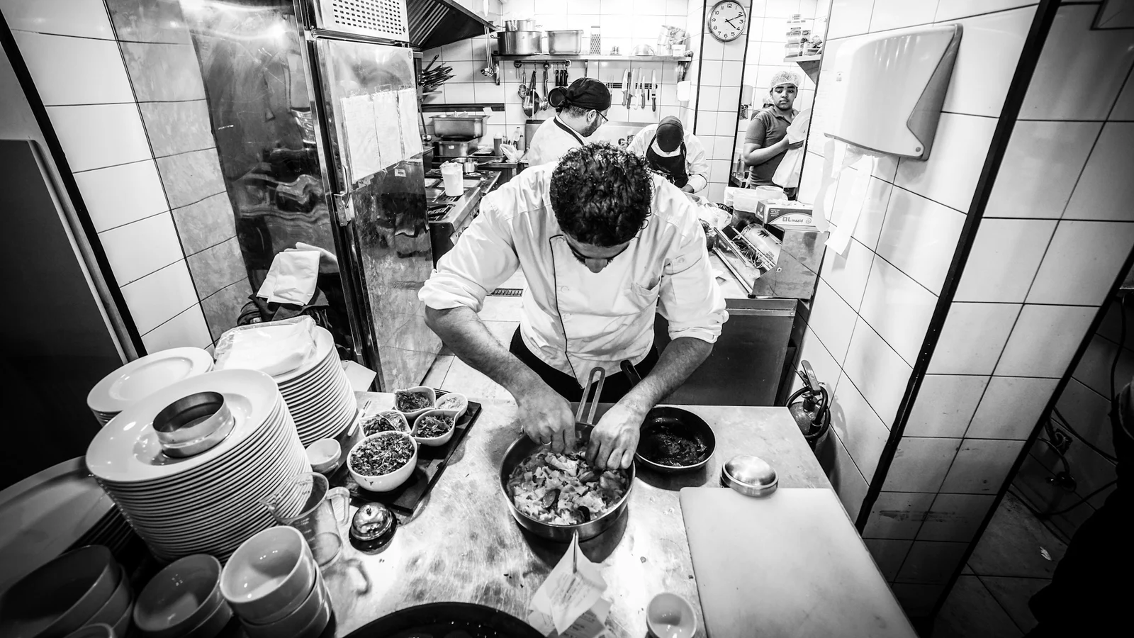 ラーメンの法令遵守と証拠管理の条件を関係者が確認する実務場面の実写