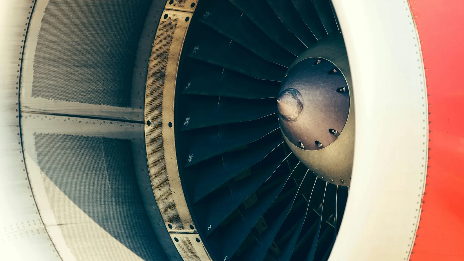 航空の人材能力と技能配置の証拠となる設備・道具・記録の細部を写した写真