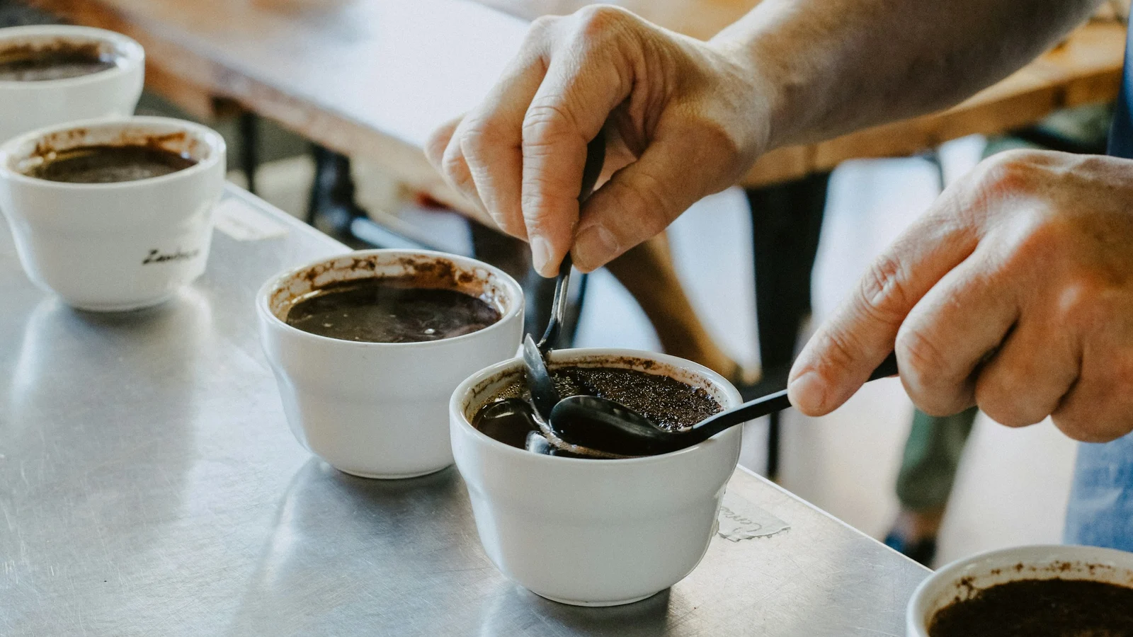 コーヒー・喫茶のデータ統治と判断責任の条件を関係者が確認する実務場面の実写