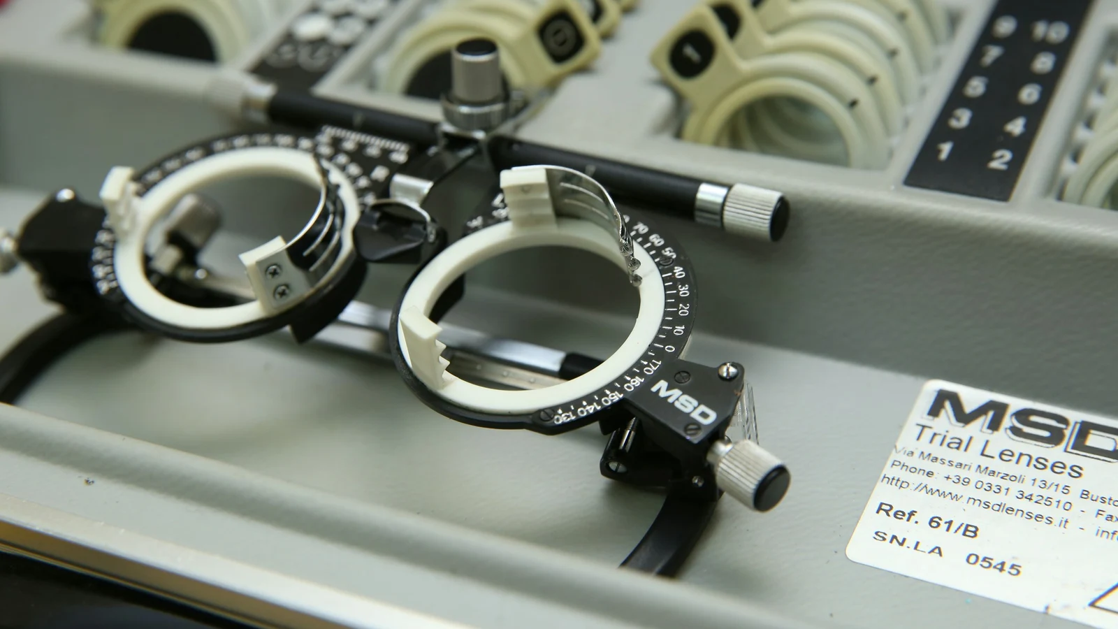 眼鏡・アイウェアのアクセシビリティと利用可能性の証拠となる設備・道具・記録の細部を写した写真