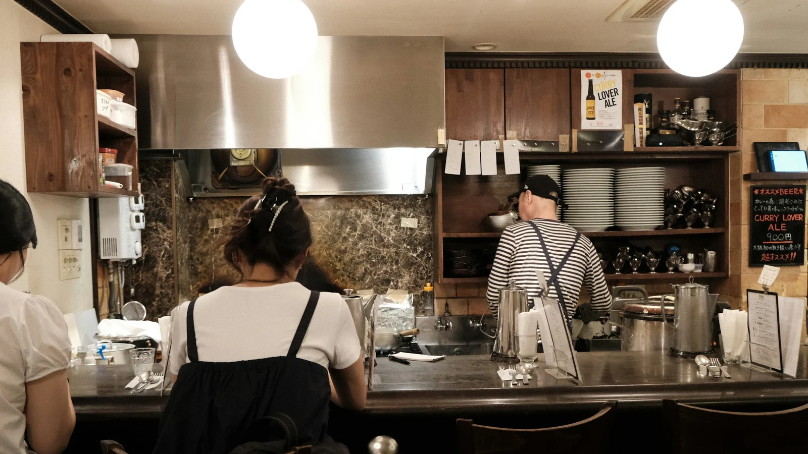 居酒屋のアクセシビリティと利用可能性の証拠となる設備・道具・記録の細部を写した写真