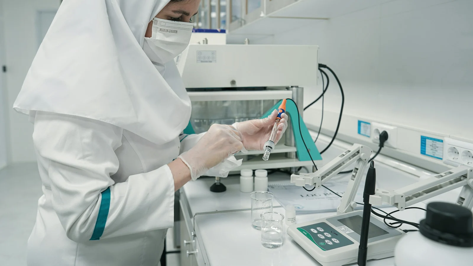 医薬品の契約終了と移行・可搬性の条件を関係者が確認する実務場面の実写