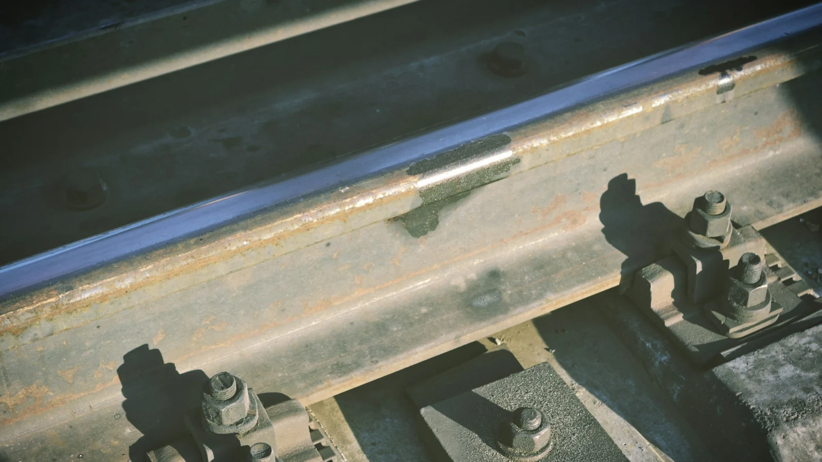 鉄道の人材能力と技能配置の証拠となる設備・道具・記録の細部を写した写真