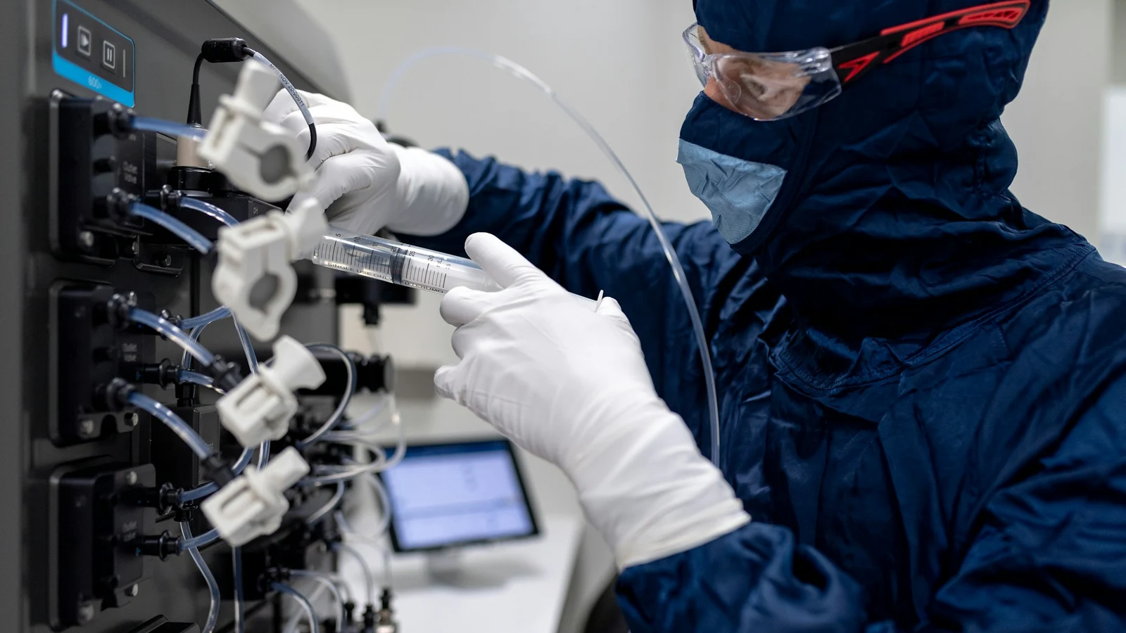 半導体の資源循環と廃棄削減の条件を関係者が確認する実務場面の実写